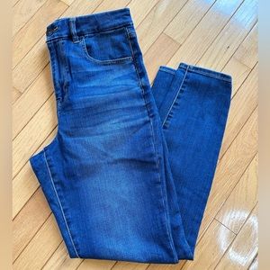 American Eagle skinny jegging